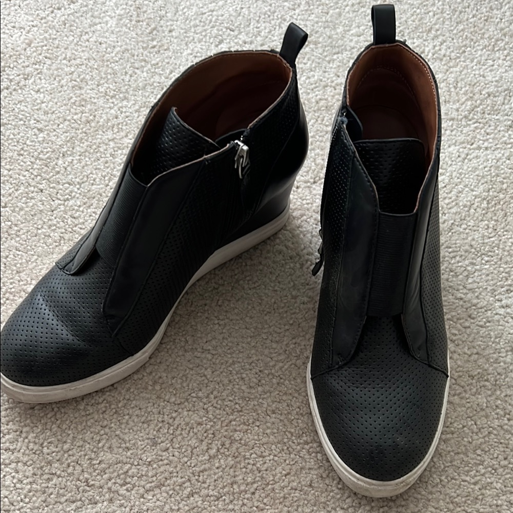 Adorable wedge shoe